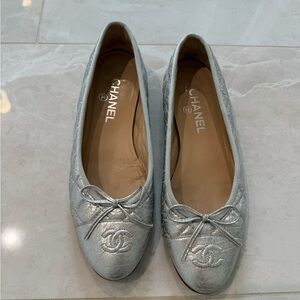 Chanel Quilted CC Ballet Flats Silver Metallic Leather Size 38.5 Made in Italy